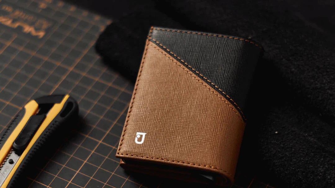 Load video: The Hermès of Smart Wallets